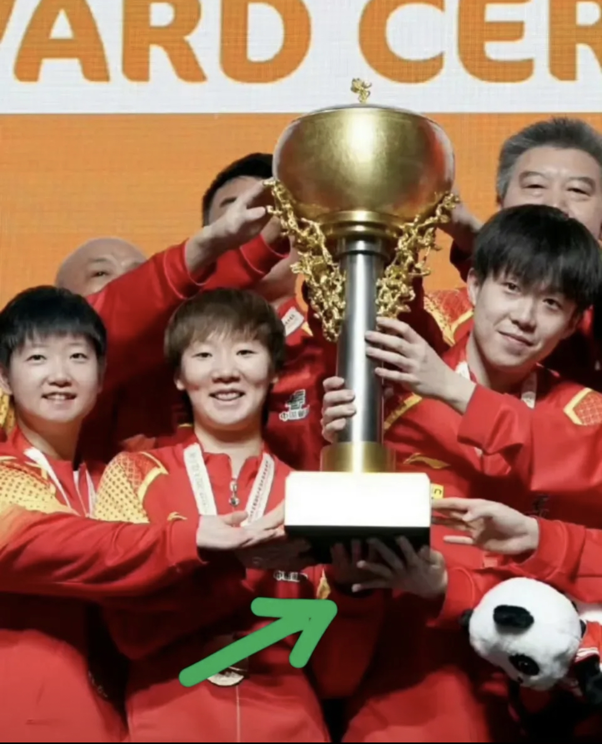 世俱杯时间-运动员们在比赛中战胜对手夺得胜利