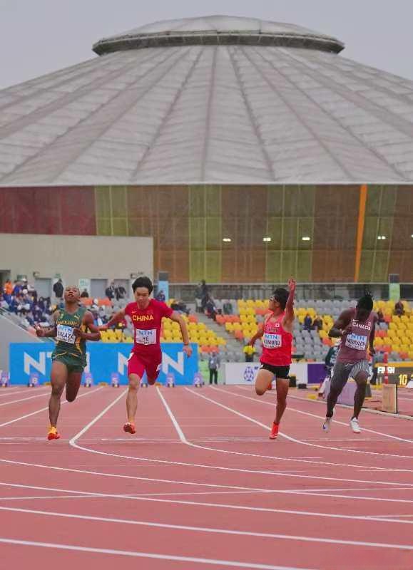 田径比赛冠军诞生,选手夺魁欢腾之际 田径比赛冠军诞生,选手夺魁欢腾之际