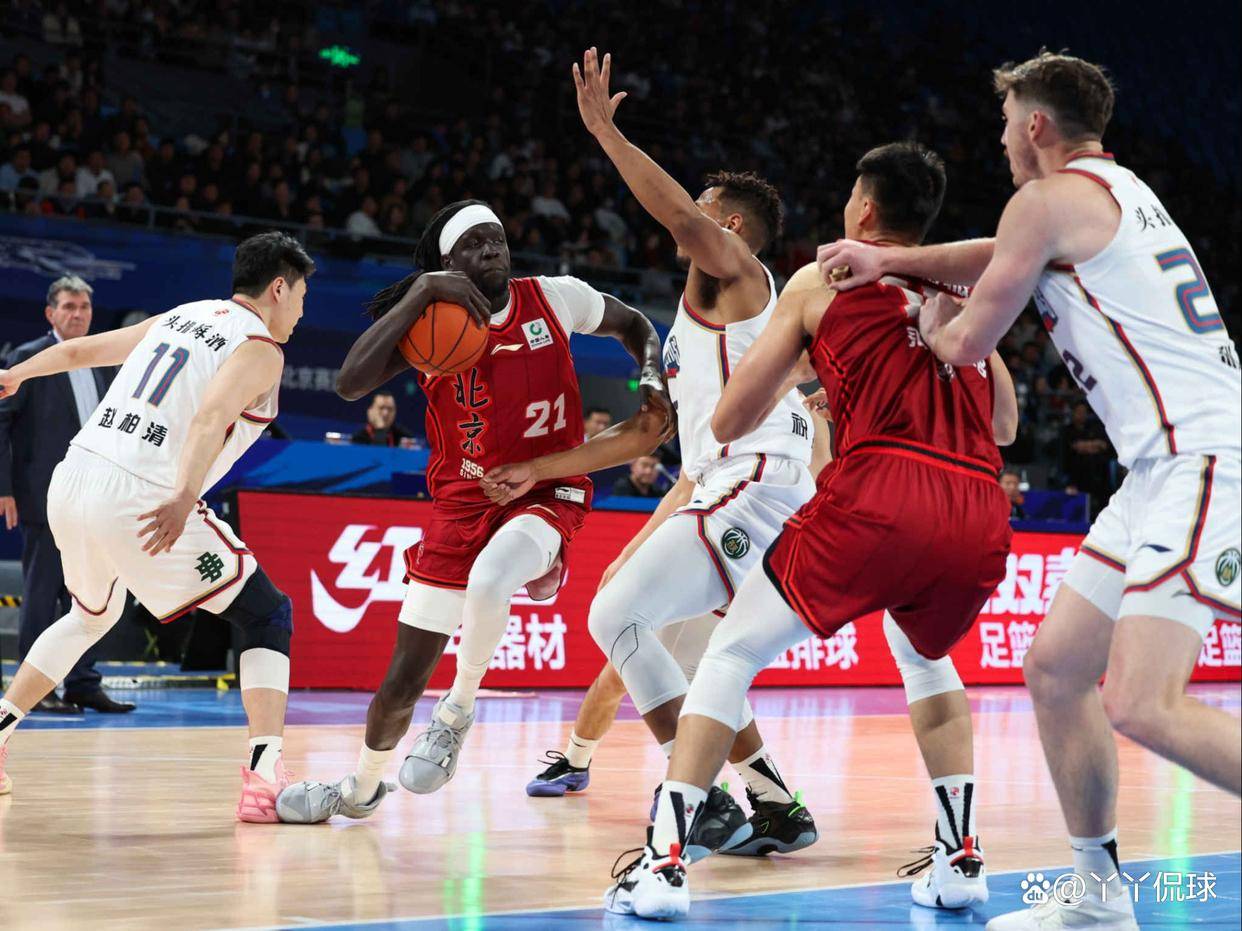 双方主力球员对阵，全场比分悬念丛生