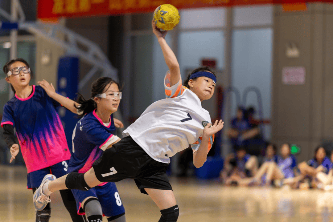 热血竞技场上火爆开幕,赛事壮观激动人心 热血竞技场上火爆开幕,赛事壮观激动人心