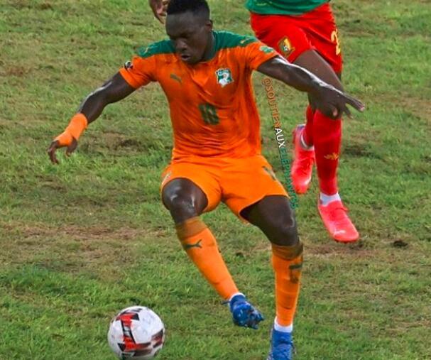 科特迪瓦队球员团结一致,晋级下一轮 科特迪瓦队球员团结一致,晋级下一轮