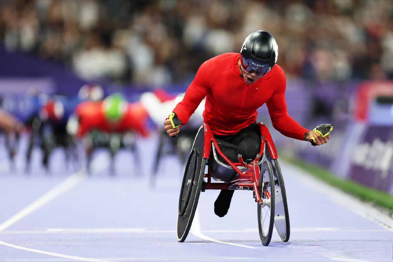 阿维尔队主场逆袭获胜,豪取三分继续领跑 阿维尔队主场逆袭获胜,豪取三分继续领跑