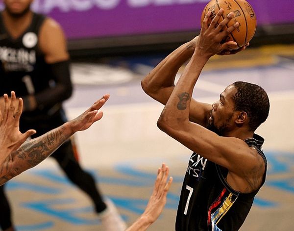 世俱杯时间-雄鹿队对阵篮网队,取得胜利