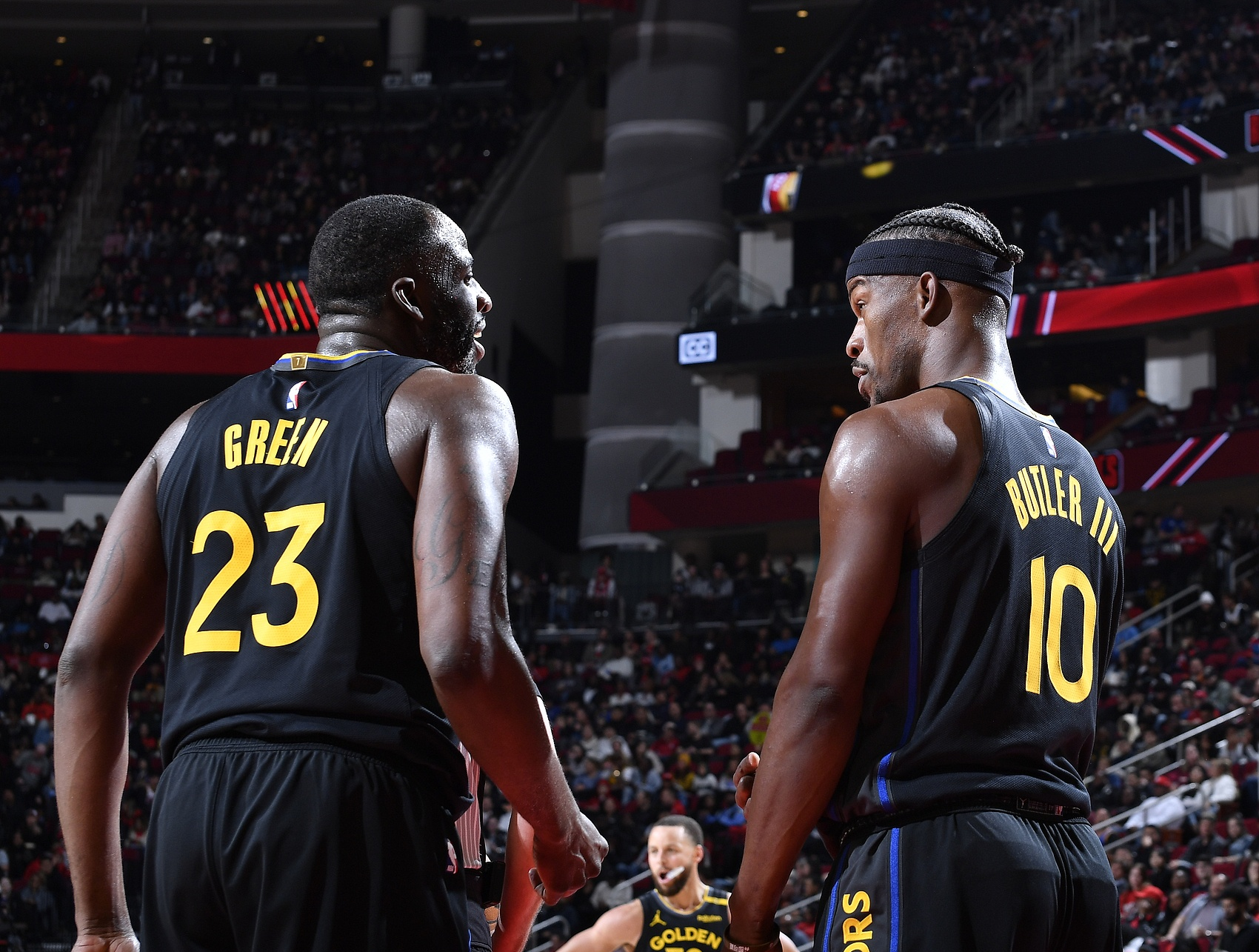 火箭队集体发挥，击败76人队