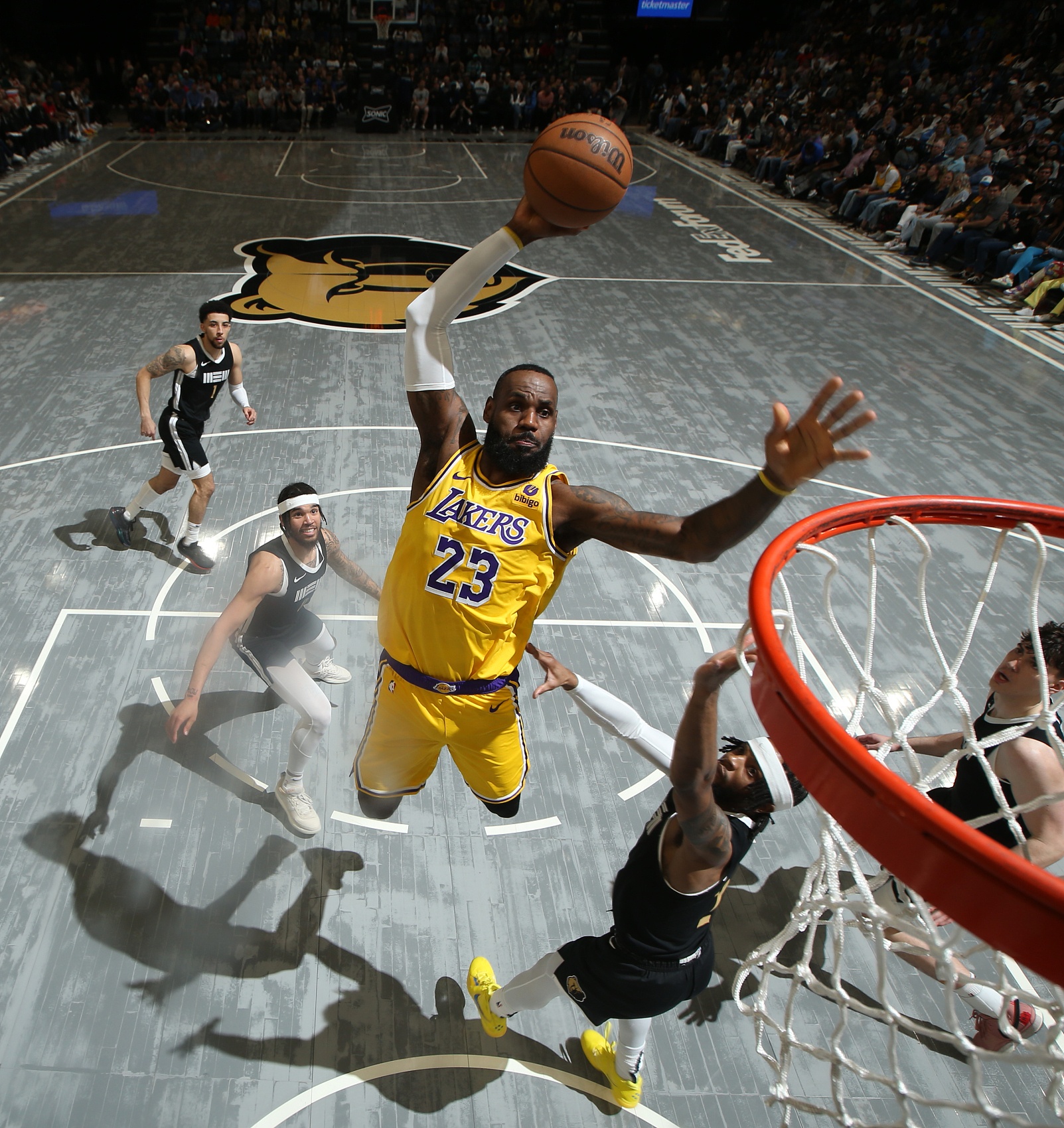 湖人客场险胜魔术，保持不败纪录