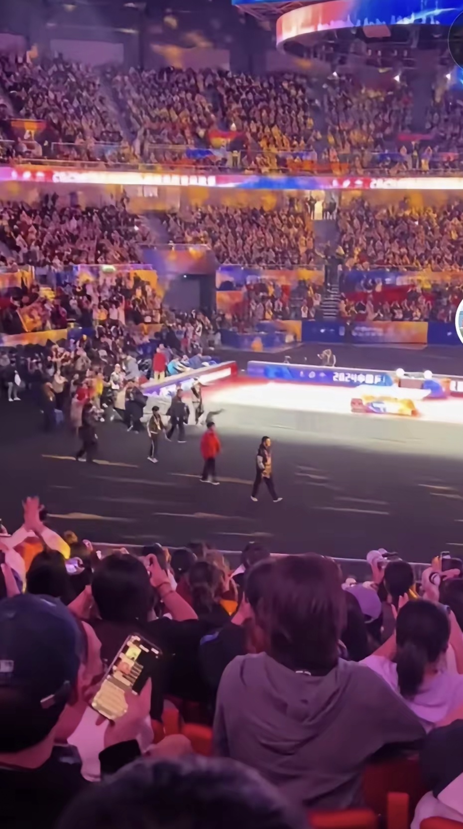 世俱杯赛程-热情球迷观战体验高潮，赛场气氛热烈感人