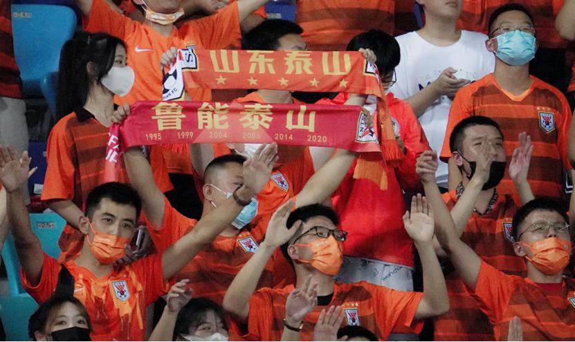 热情球迷观战体验高潮,赛场气氛热烈感人 热情球迷观战体验高潮,赛场气氛热烈感人