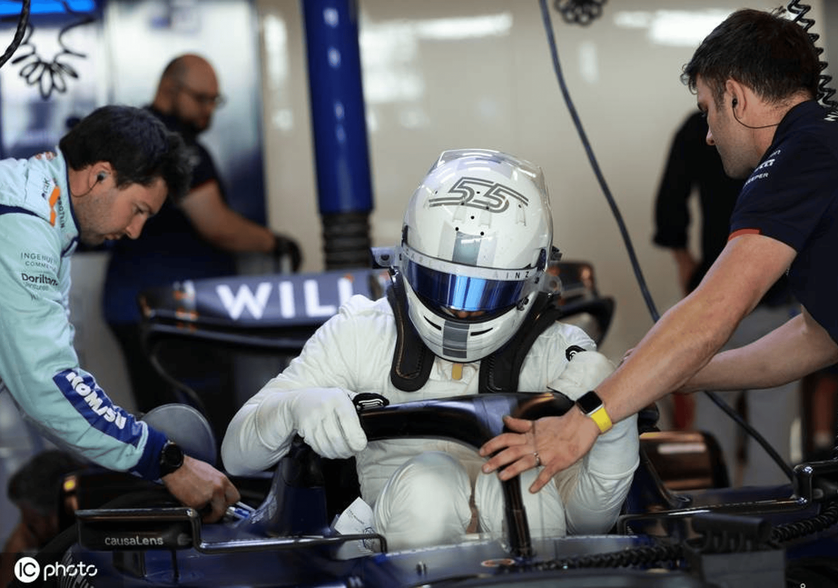 哈斯车队险胜威廉姆斯,塞恩斯点燃赛场 哈斯车队险胜威廉姆斯,塞恩斯点燃赛场