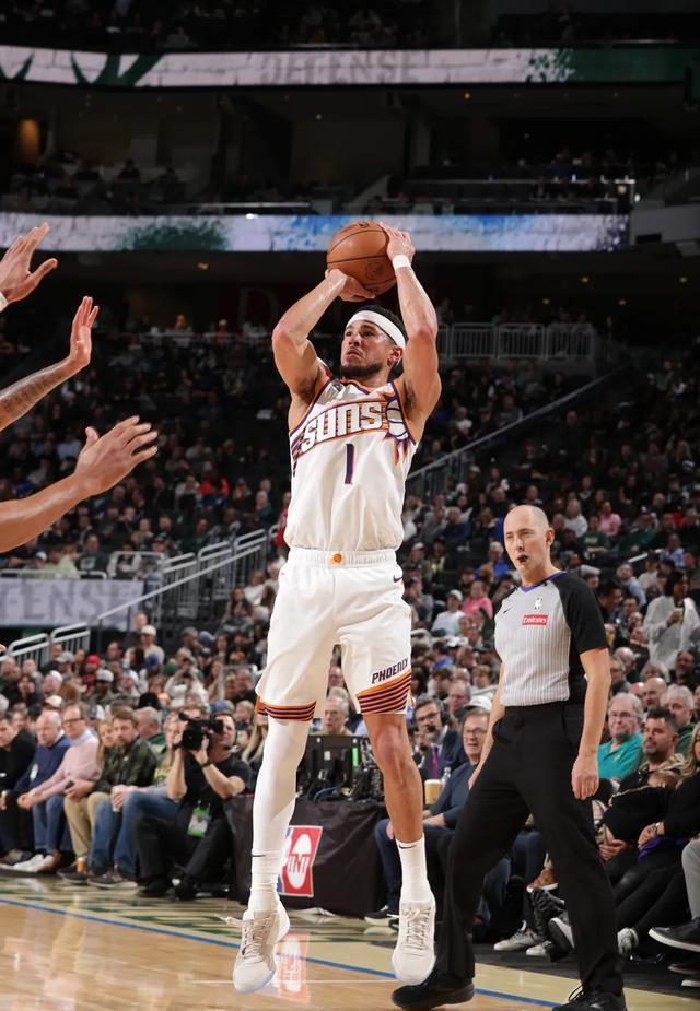 关于雄鹿绝杀广东队,布克高光表现的信息 关于雄鹿绝杀广东队,布克高光表现的信息