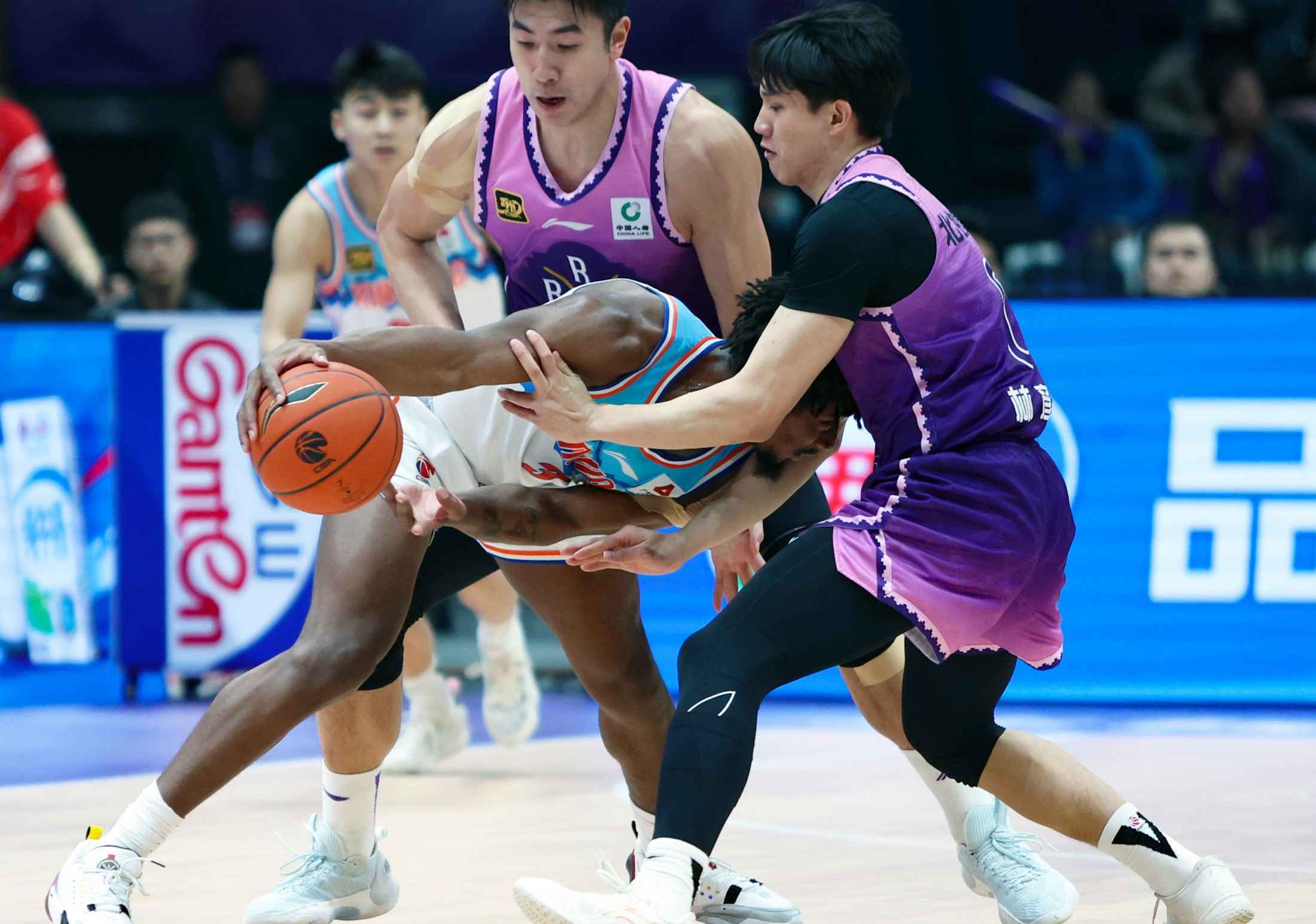 步行者鏖战山西队，易建联带队取胜