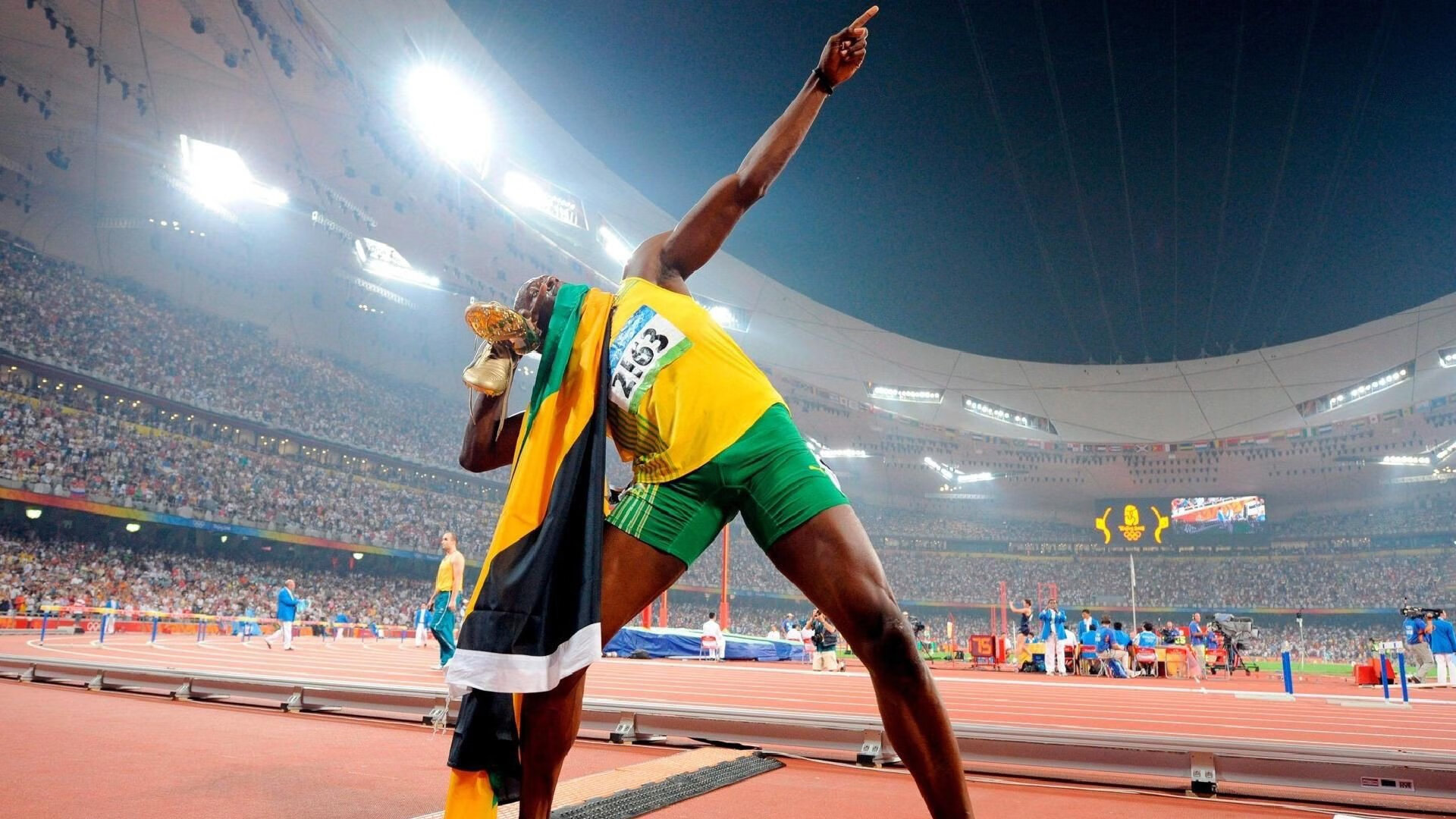 世俱杯官网-夜色赛道与心跳赛场，当F1引擎轰鸣遇见大场面先生塔图姆